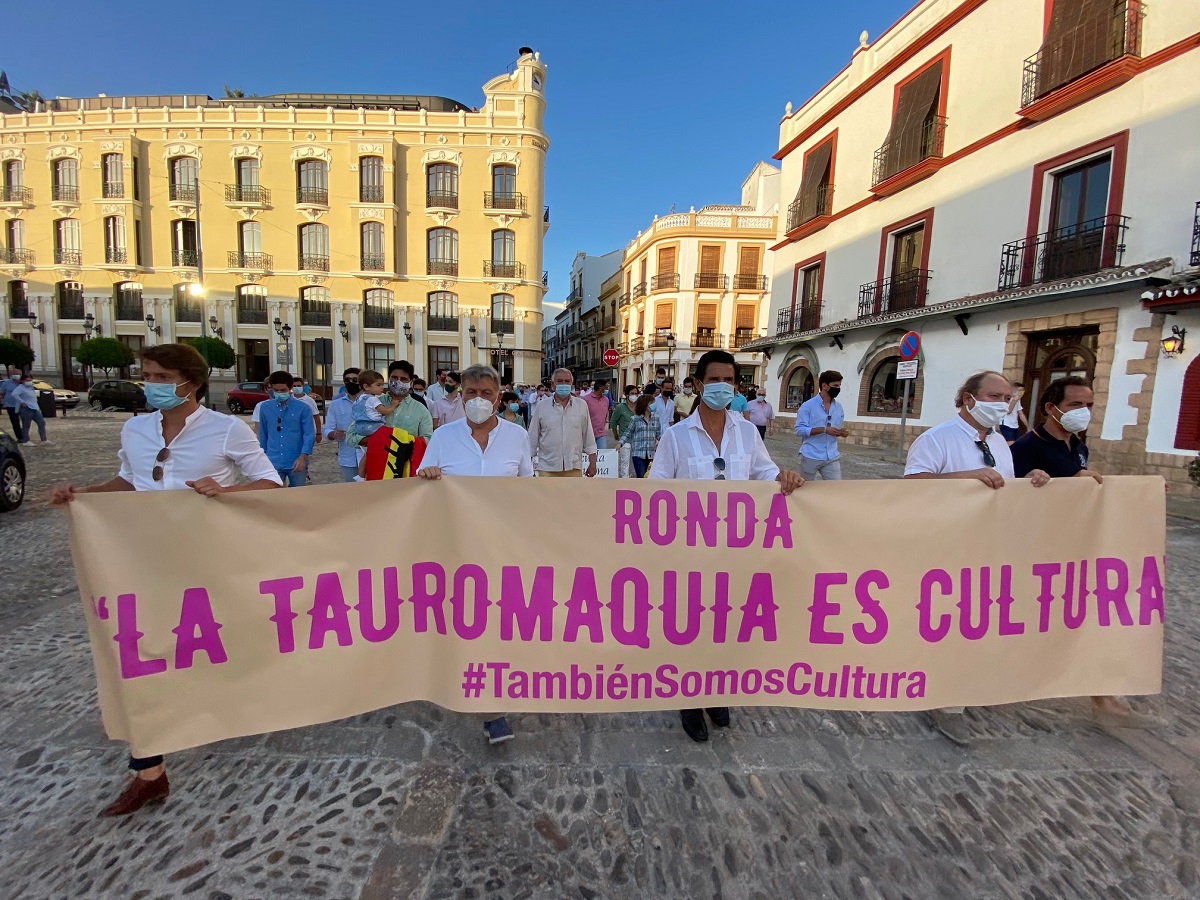 Los aficionados y profesionales de el mundo de la tauromaquia han defendido hoy esta actividad cultural.