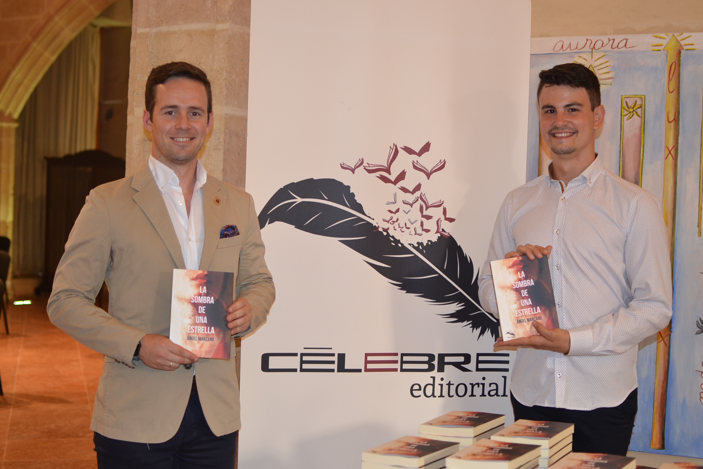 El concejal de Patrimonio (izquierda de la imagen), junto al autor de la novela (derecha).