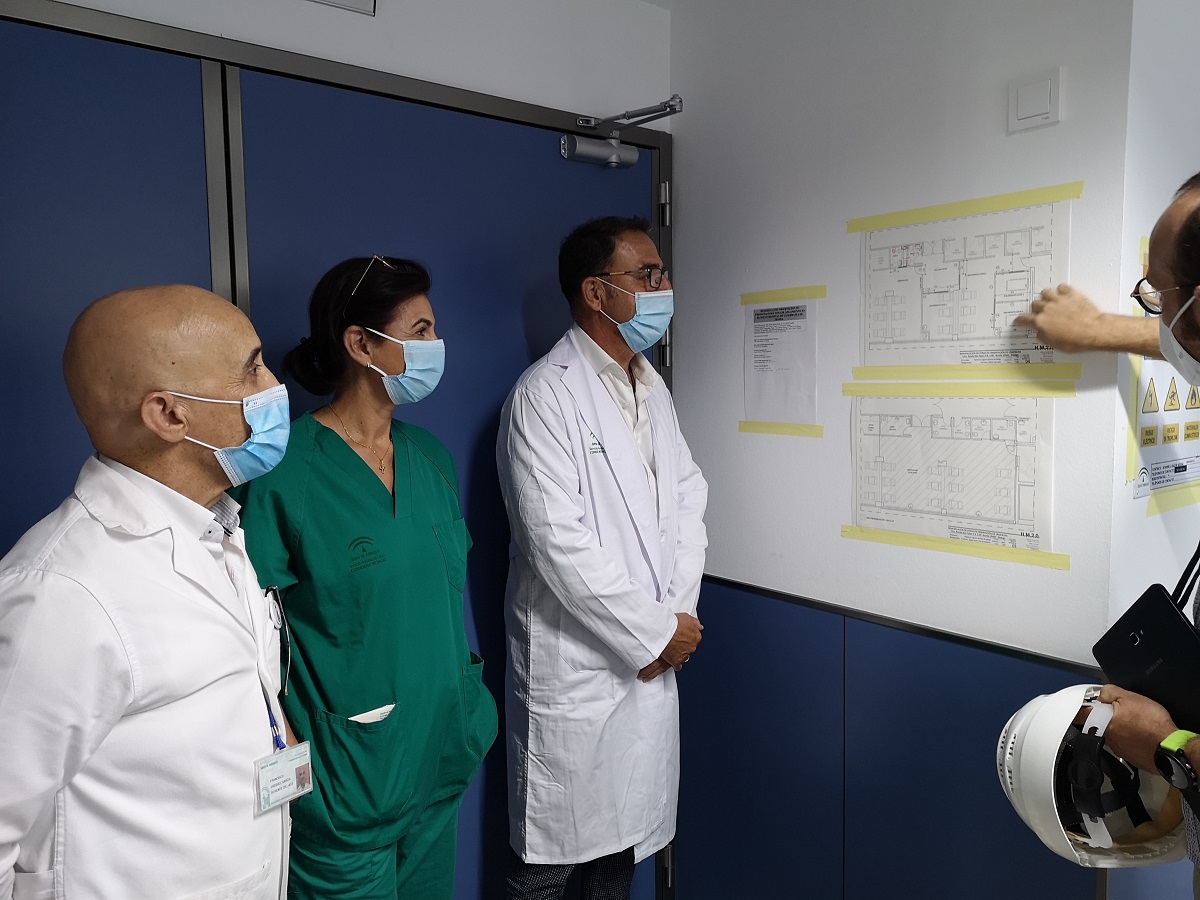 El delegado territorial de la Consejería de Salud ha visitado hoy el Hospital rondeño.