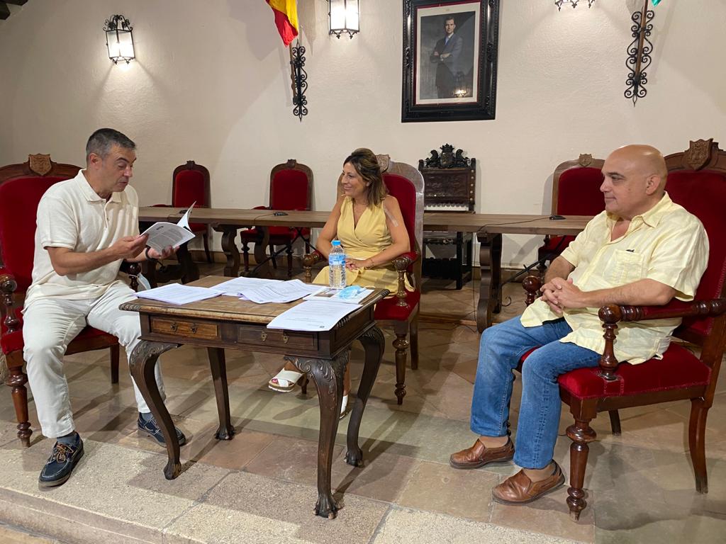 La alcaldesa, junto al delegado de Urbanismo y el redactor del plan especial del casco histórico.