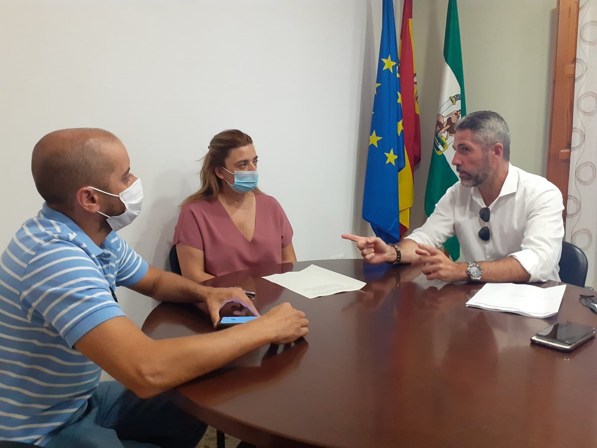 El diputado provincial junto a representantes municipales de Igualeja.