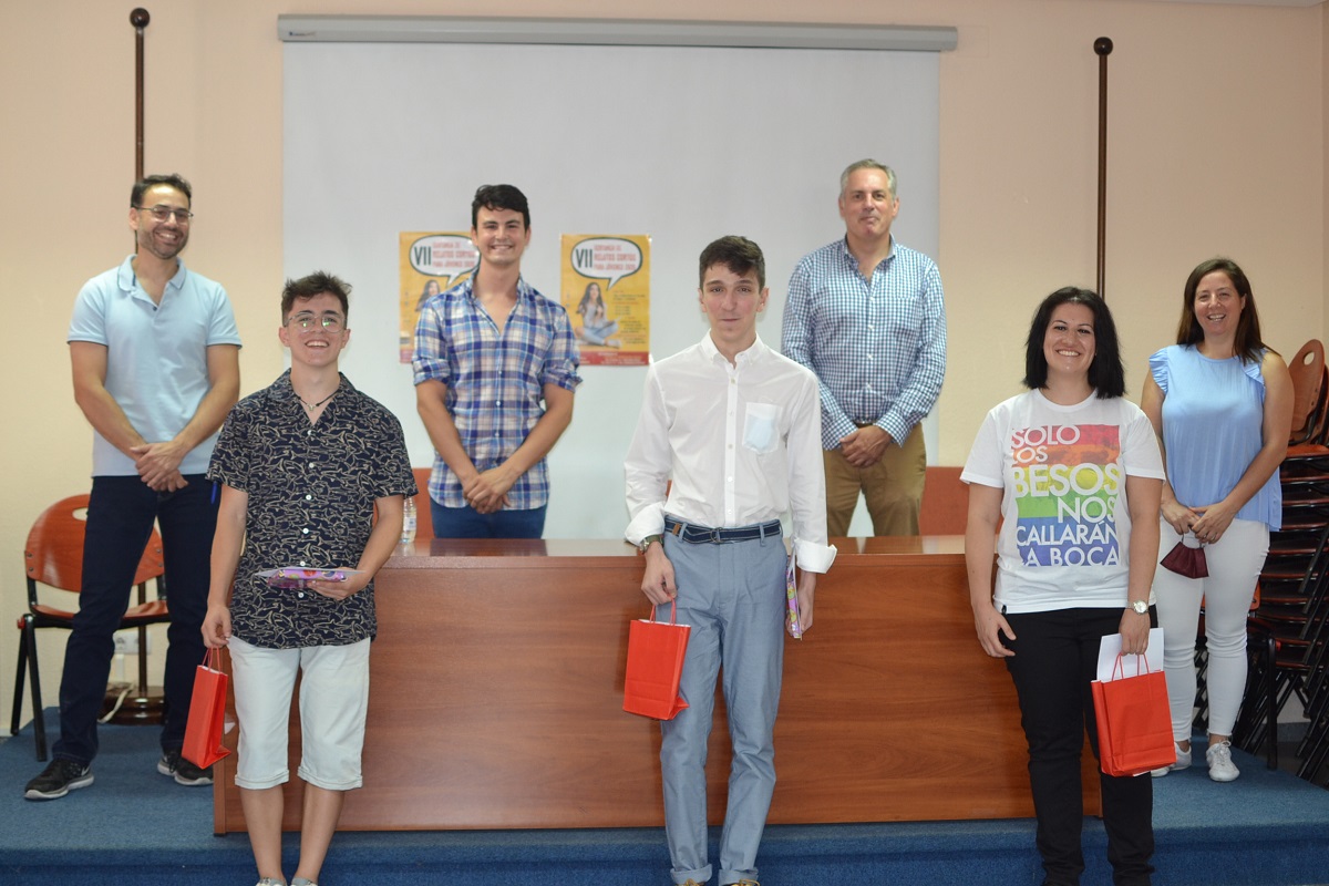Los jóvenes ganadores junto a miembros del jurado.