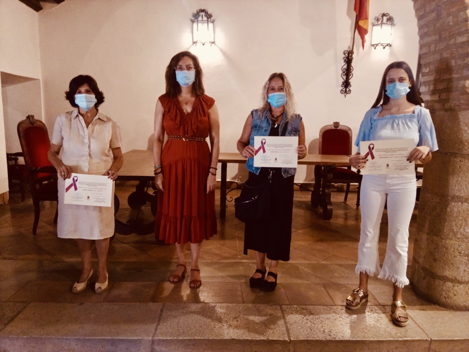 La concejal delegada de igualdad junto a las tres premiadas.