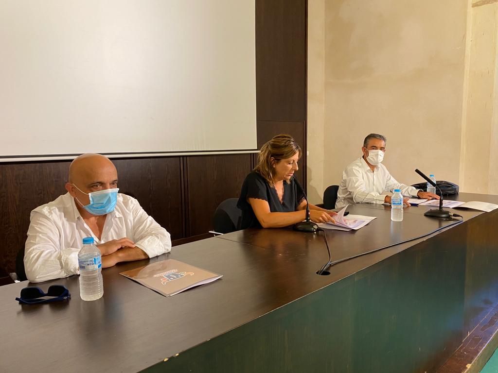 La alcaldesa junto al concejal de Urbanismo y el redactor del Plan Especial del Casco Histórico.