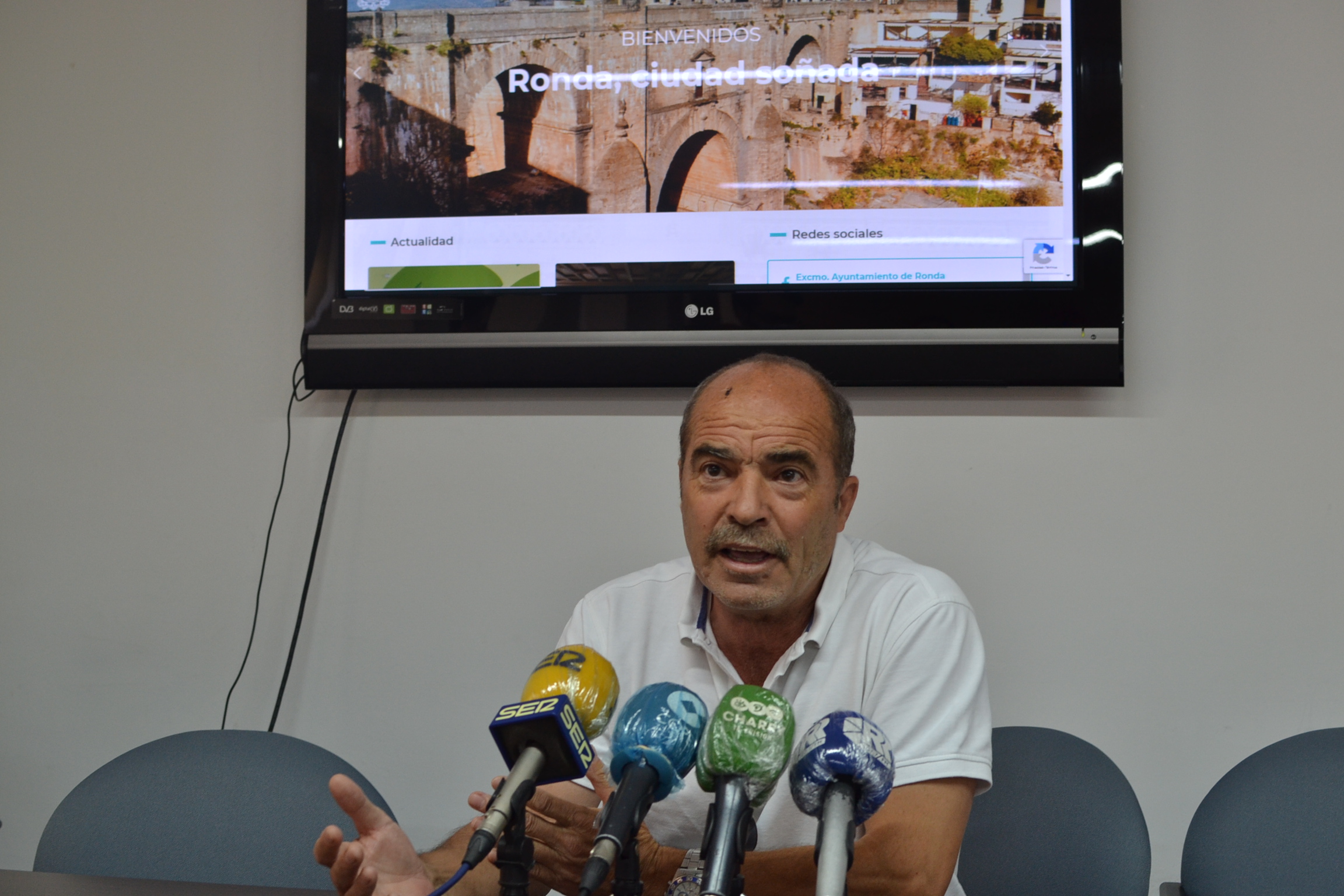 Ricardo calle en una rueda de prensa ofrecida cuando participaba en el Gobierno local.