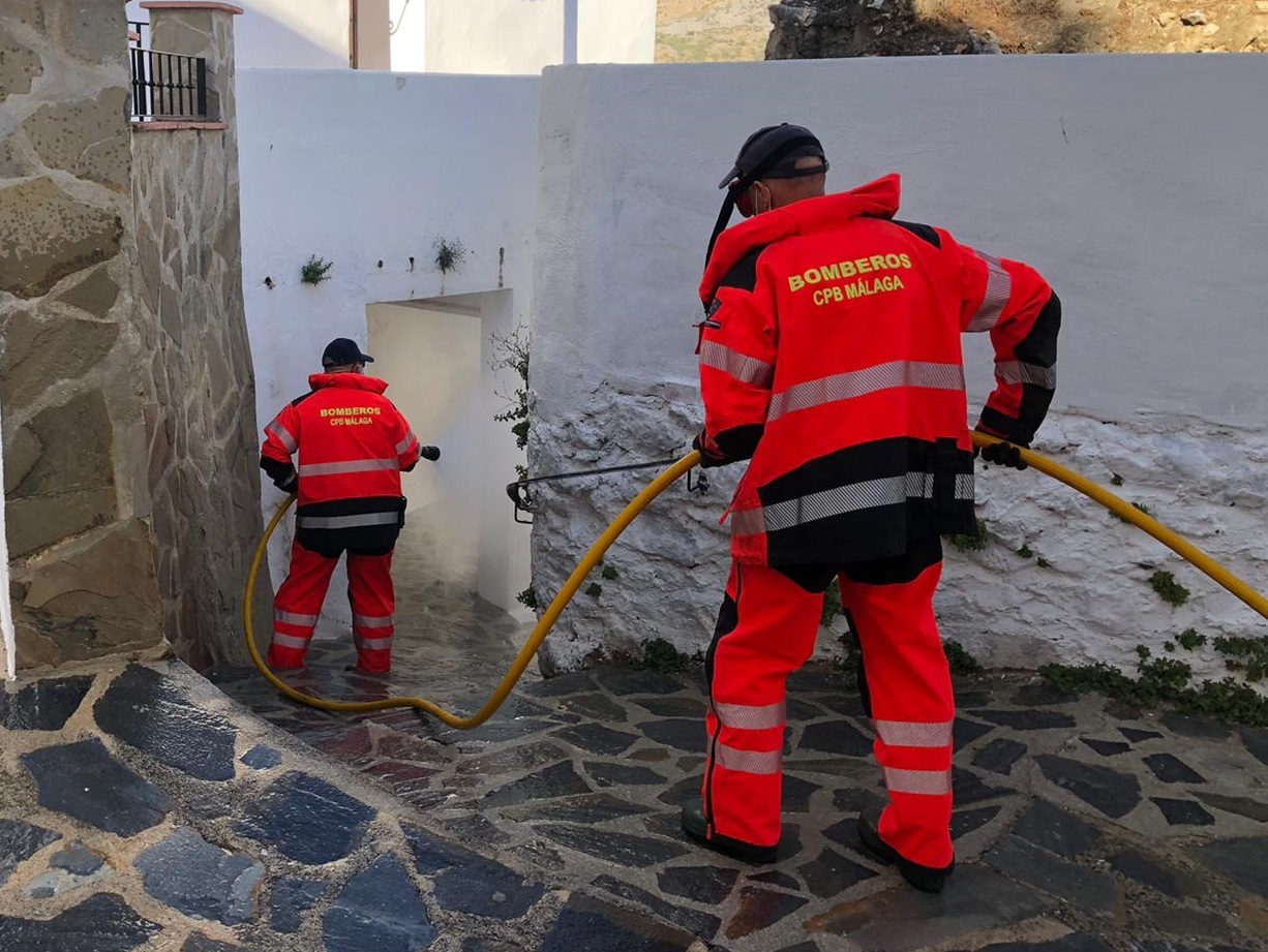 Bomberos realizando tareas de desinfección en un municipio de la comarca rondeña. Foto Archivo,