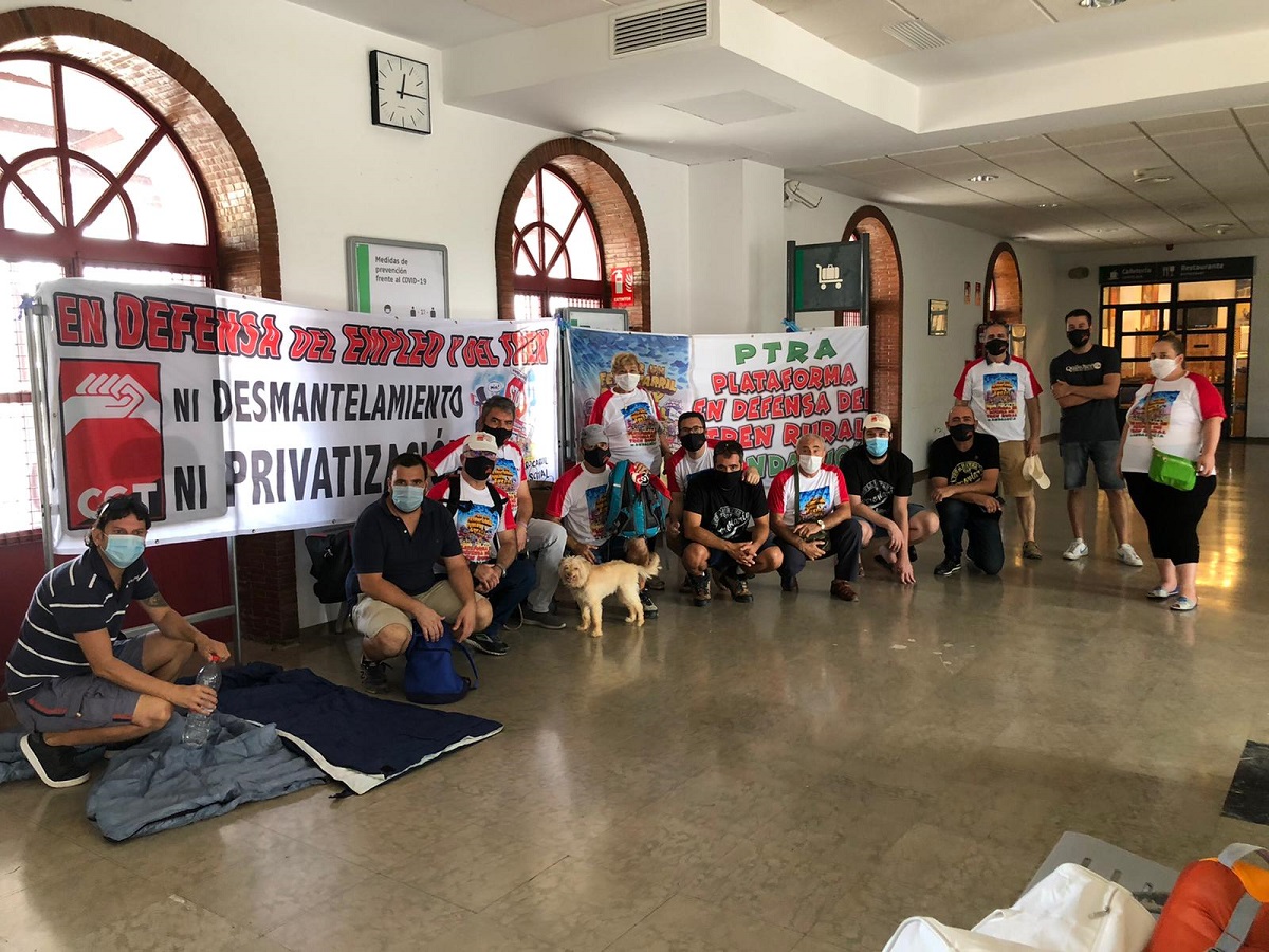 Los manifestantes han entrado por sorpresa en la estación del tren de Ronda y han iniciado un encierro.