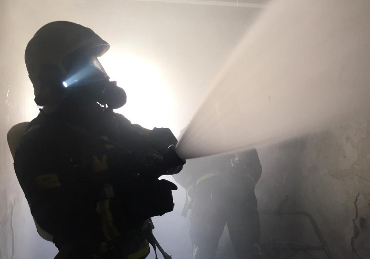 Una imagen de la actuación de los bomberos en el incendio declarado esta tarde. Foto CPB Ronda.