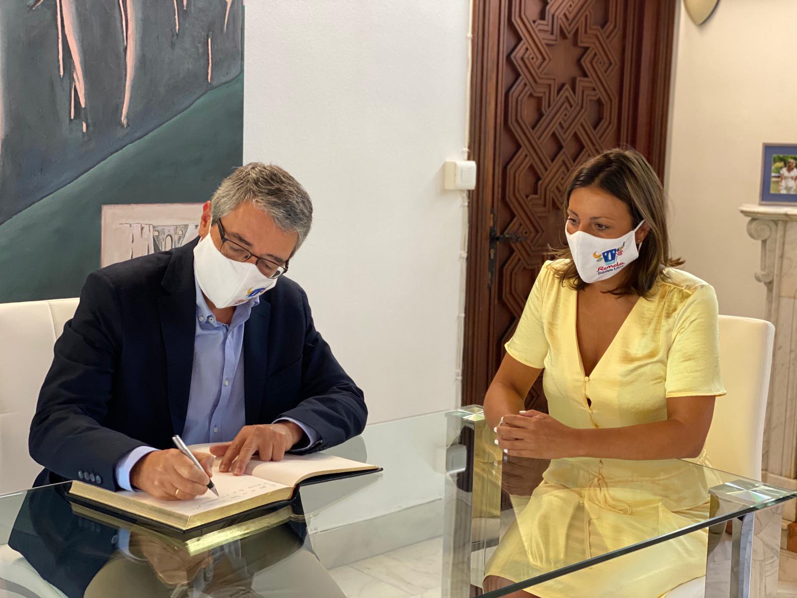 El presidente de la Diputación, Francisco Salado, ha estampado su firma en el Libro de Honor de Ronda en su primera visita a la ciudad.