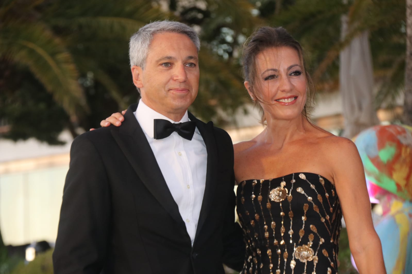 El periodista Vicente Vallés junto a su pareja hoy en la gala de Ronda.