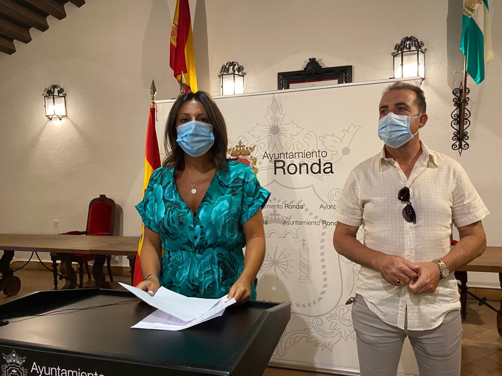 La alcaldesa junto al concejal de Pedanías en la rueda de prensa.