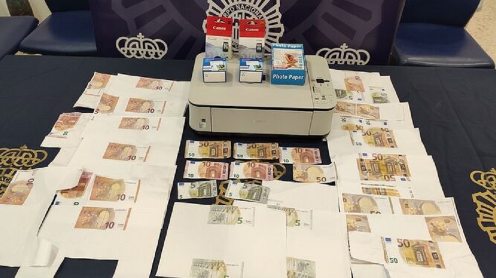 Imagen de los billetes falsificados y los efectos que han sido intervenidos por la Policía Nacional.