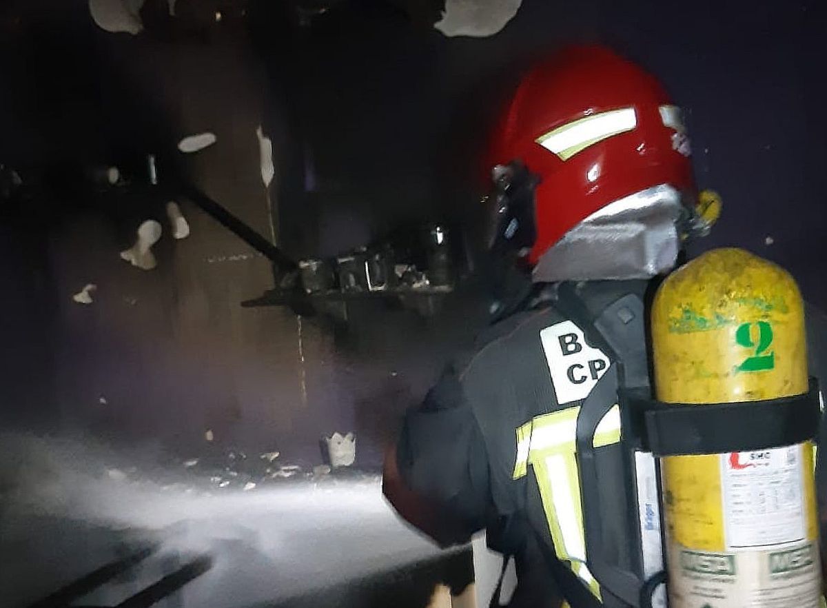Uno de los bomberos que intervinieron en el momento de la extinción del incendio.