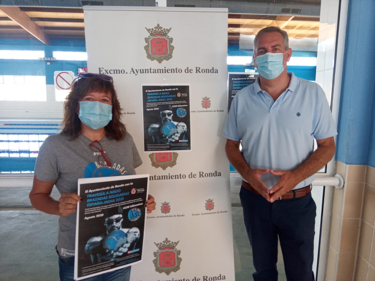 El concejal de Deportes junto a una de las responsables de la rganización.