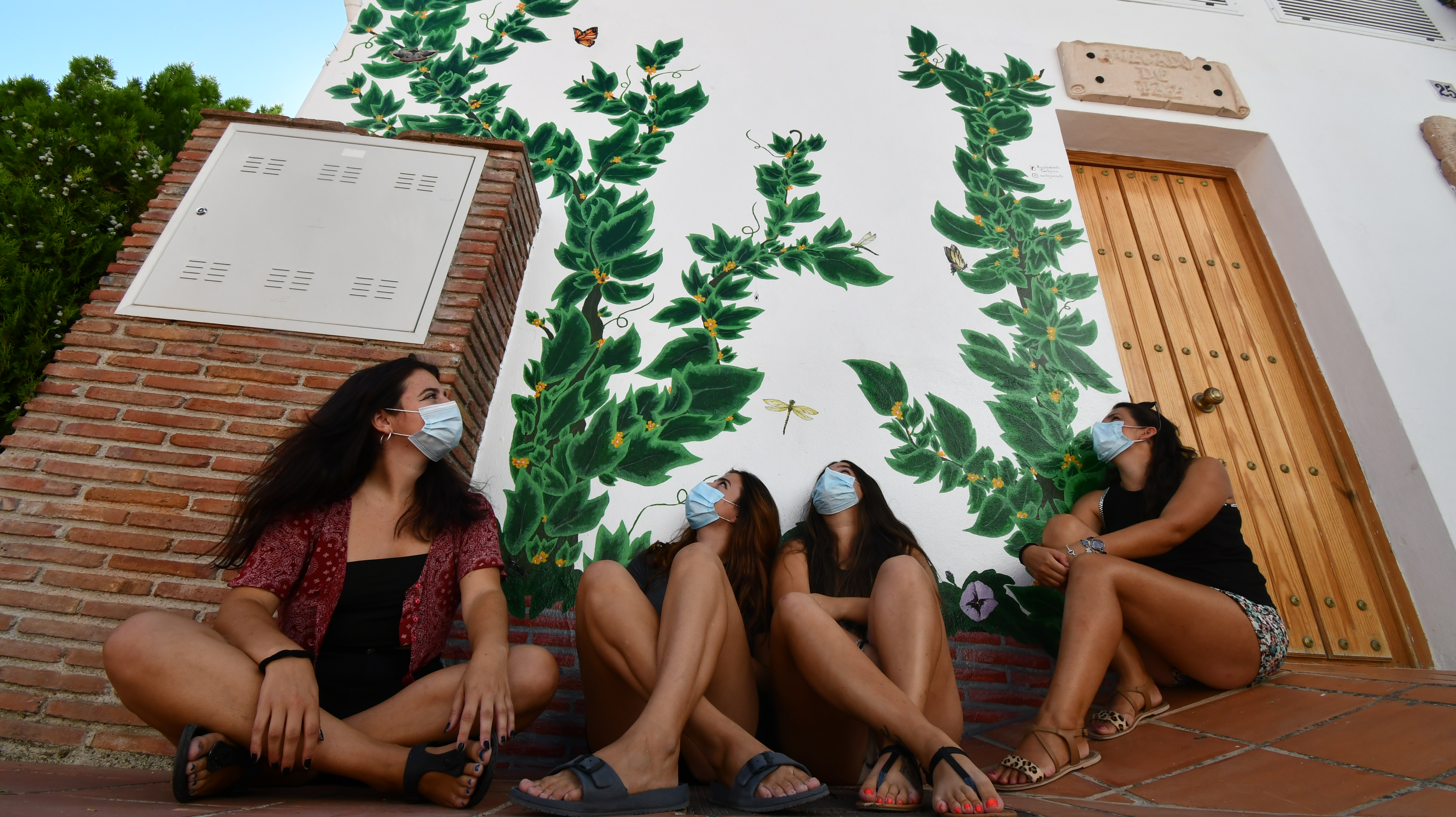 Las cuatro artistas muestran el trabajo realizado durante e verano.