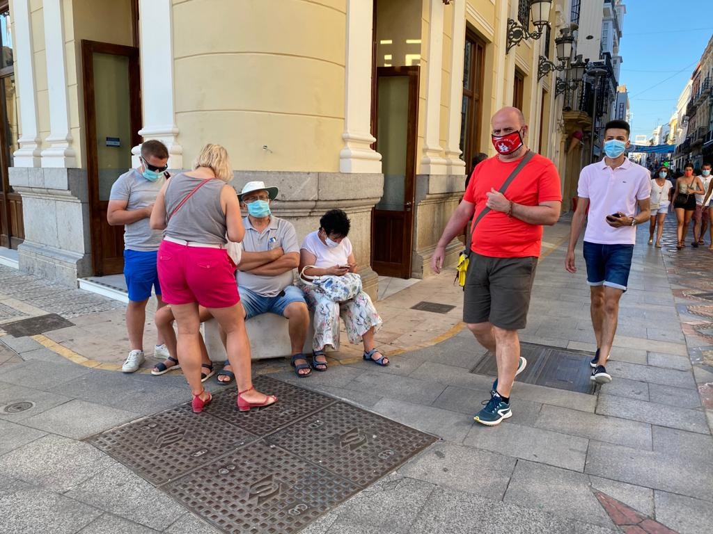 Turistas paseando por el centro de Ronda.