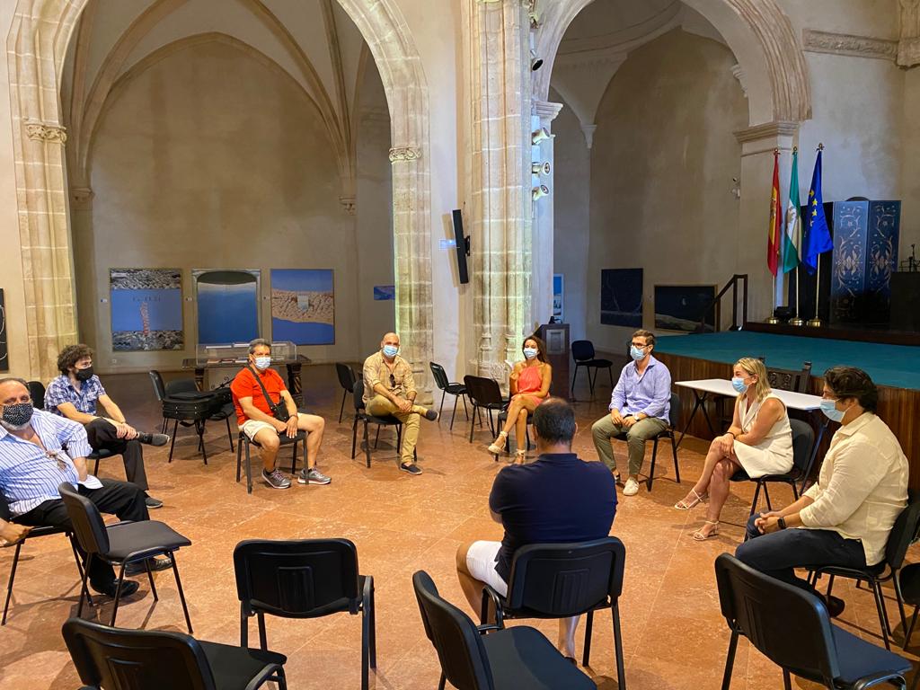 Momento de la reunión entre los concejales y los artistas de flamenco.