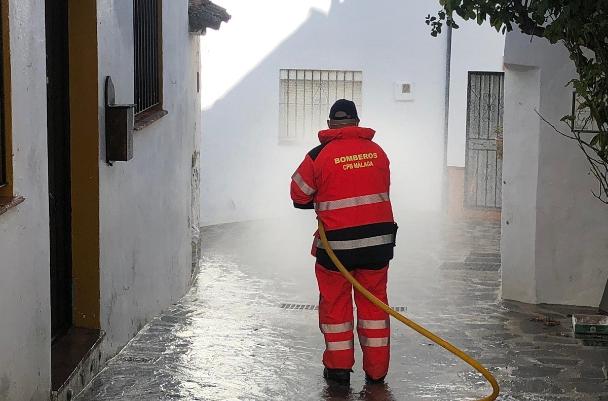 Un bombero destacado en Parauta realiza tareas de desinfección en las calles del pueblo.