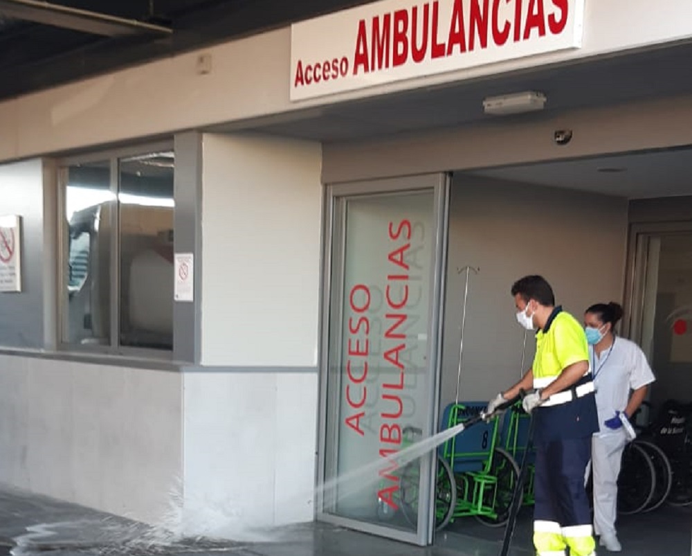 Un operario de Soliarsa desinfecta la entrada de Urgencias del Hospital de la Serranía.