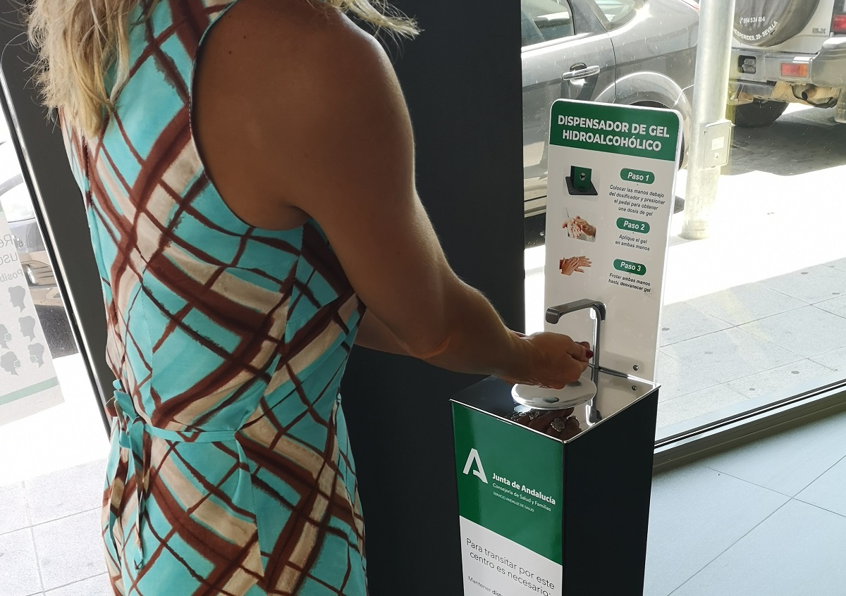 El Área Sanitaria Serranía instala dispensadores de gel hidroalcohólico accionados con el pie