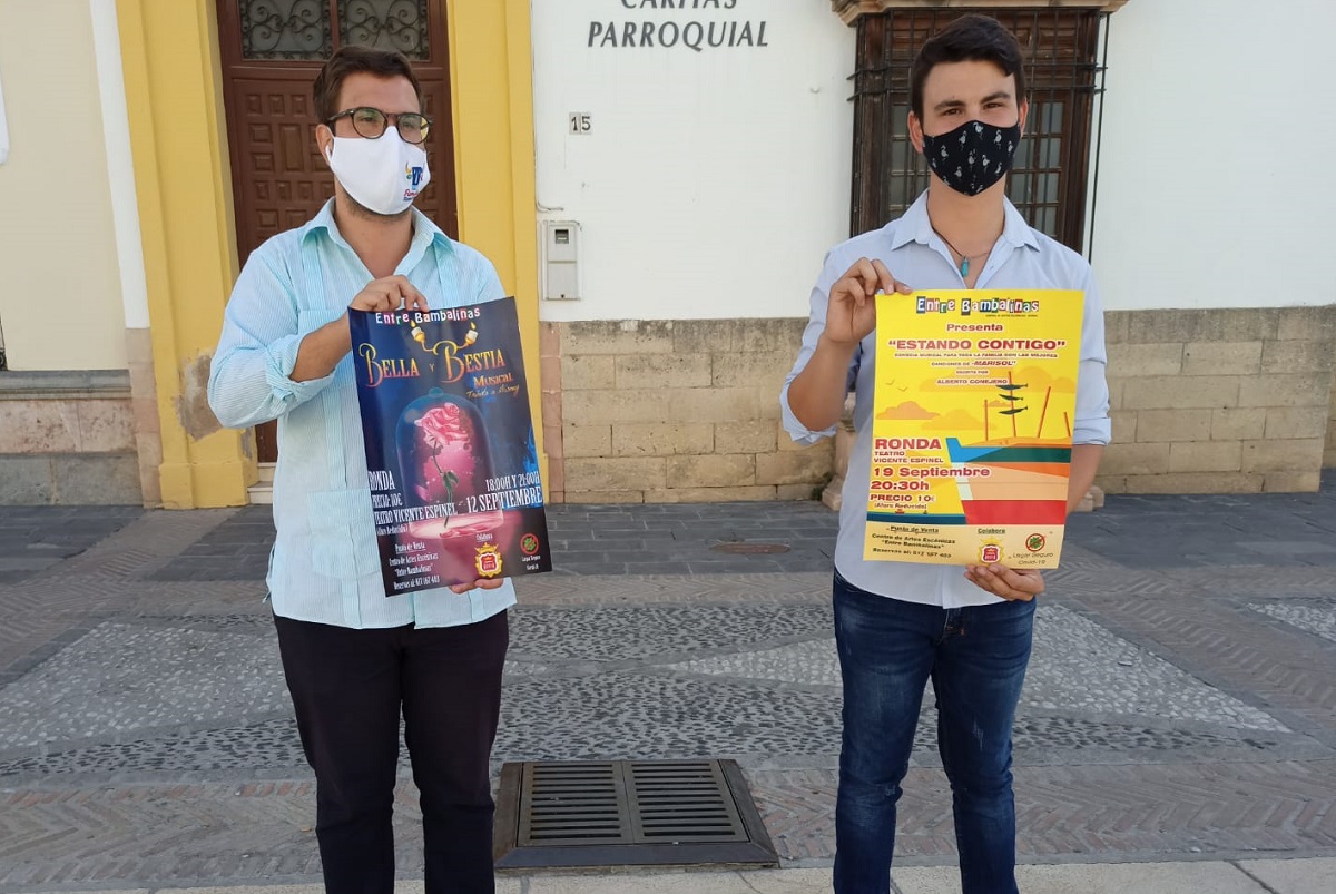 El concejal de Cultura junto al director de 'Entre bambalinas' en la presentación de las actividades.