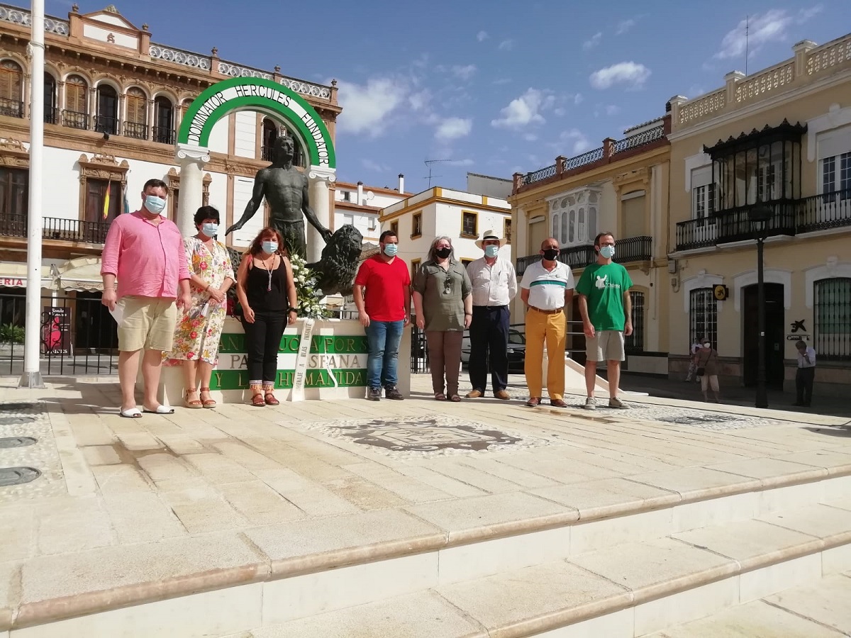 Los partidos y colectivos organizadores han colocado flores a los pies del monumento de Hércules.