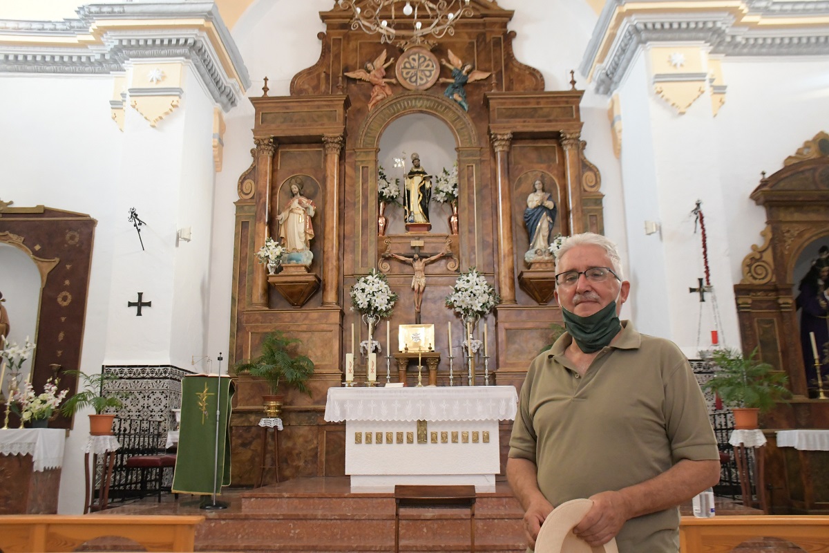 El cronista de Benalauría explica las curiosidades del templo serrano.