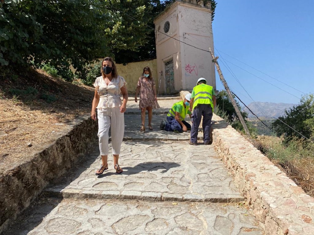 La alcaldesa y la concejal de Obras supervisando el inicio de los trabajos de iluminación.