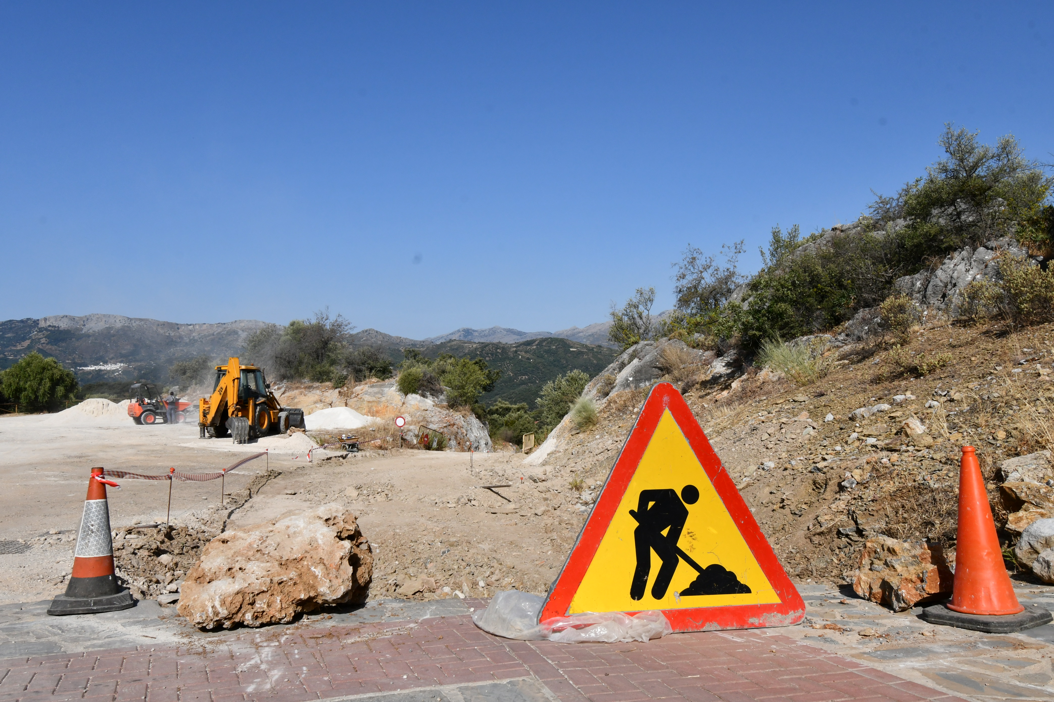 El Ayuntamiento de Alpandeire ha acometido los trabajos de mejora del acceso en estos días.