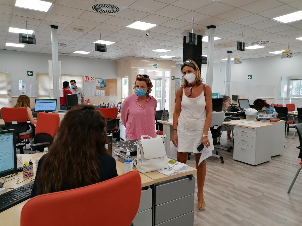 La delegada territorial de Empleo de Málaga ( a la izquierda de la imagen) durante su visita de hoy a Ronda.
