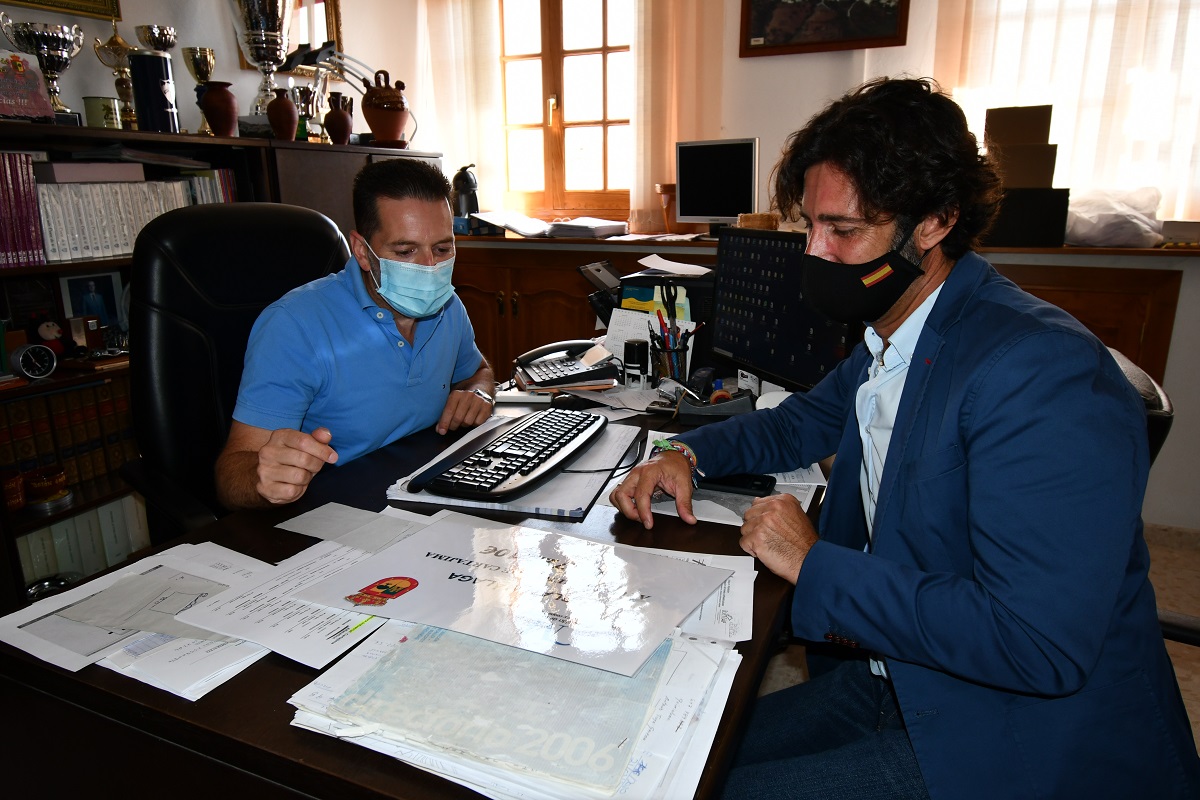 El alcalde de Cartajima junto al diputado provincial durante la reunión que han mantenido.