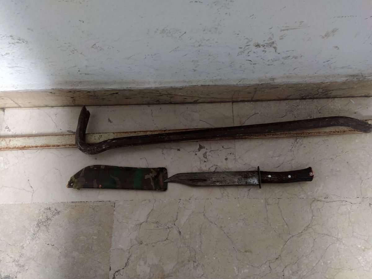 Imagen del puñal y el hierro 'pata de cabra' intervenidos por la Policía Local.