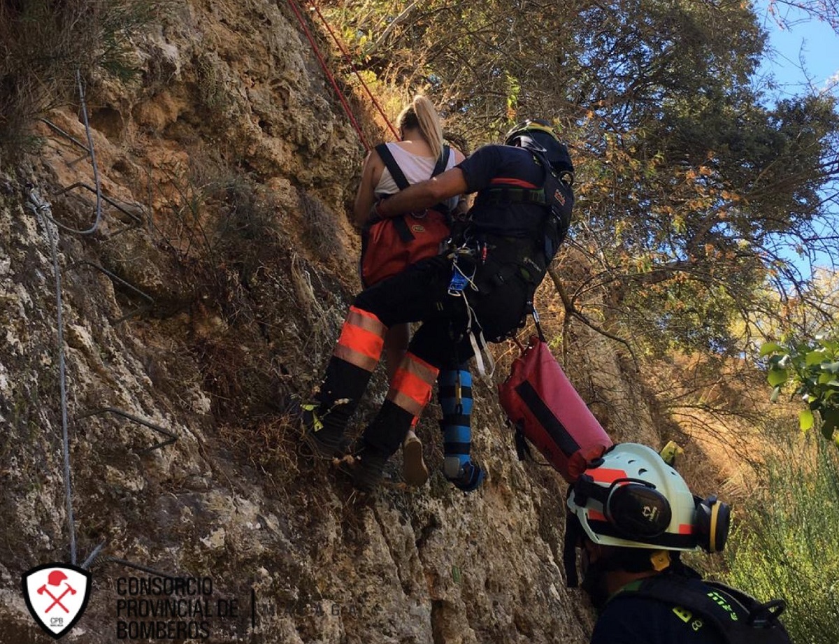 Momento en el que los bomberos suben a la mujer accidentada por el cortado del Tajo. Foto CPB.
