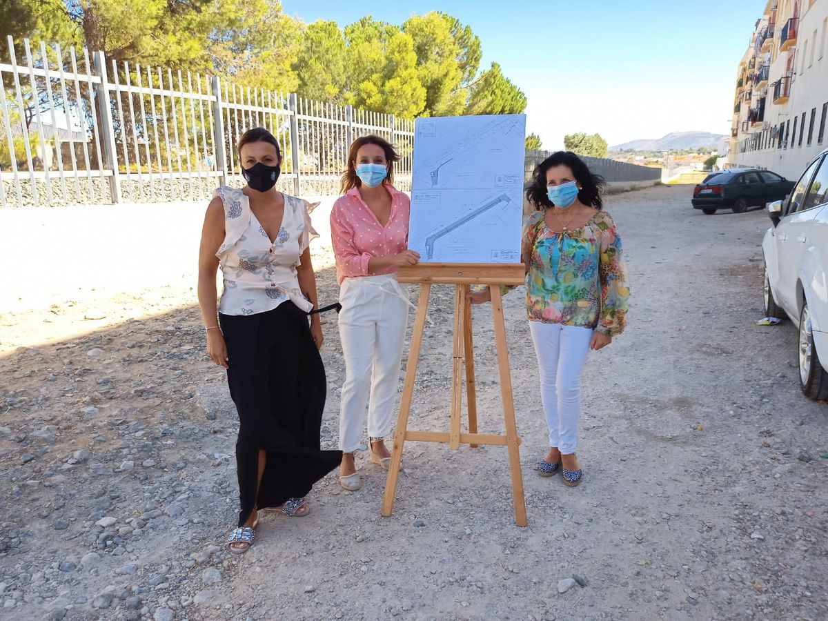 La alcaldesa y las concejales de Parques y Jardines y de Obras.
