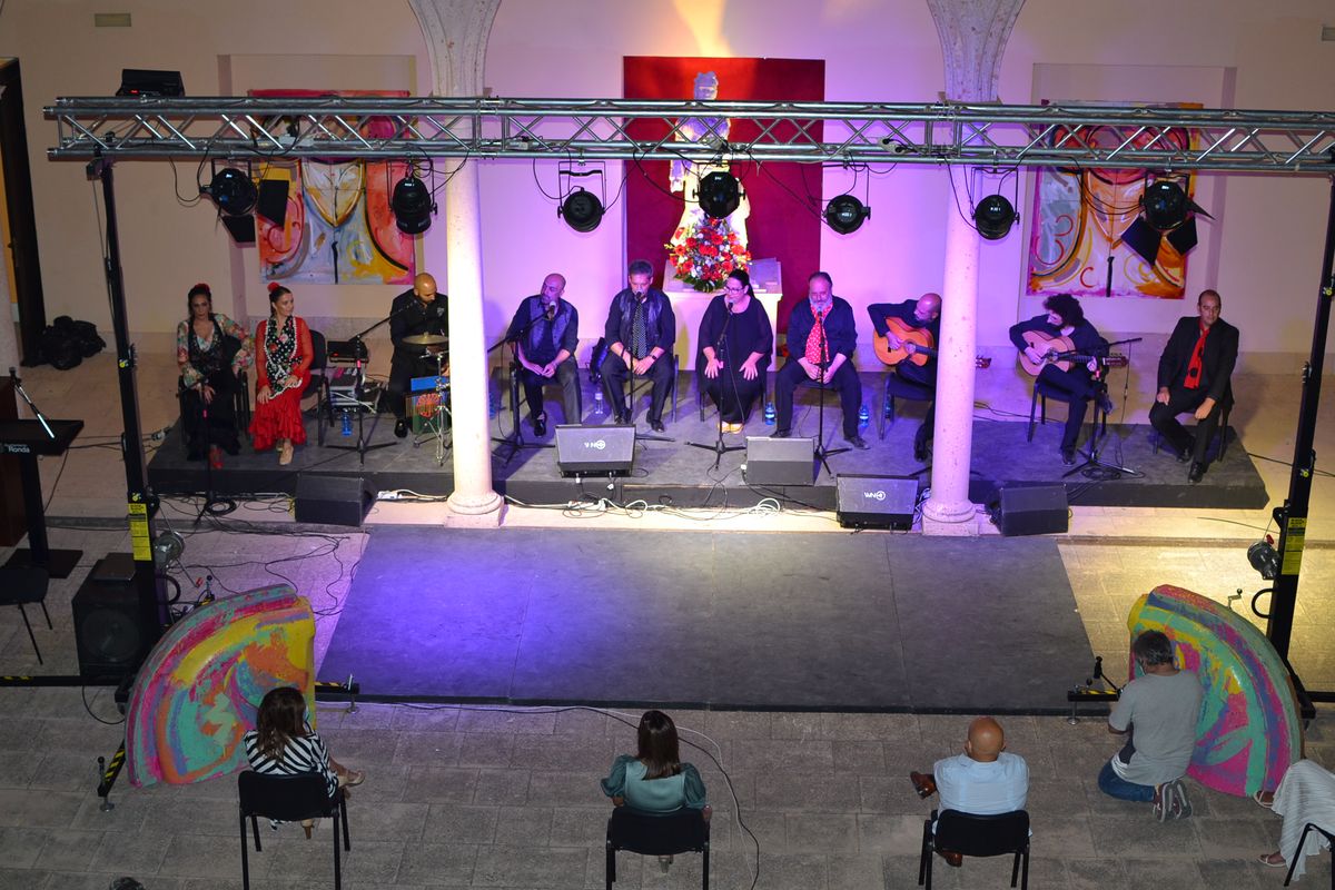 El convento de Santo Dokmingo acogió el espectáculo flamenco dedicado a la Feria de Ronda.
