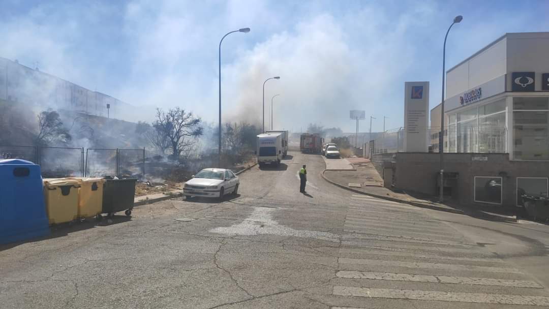 Momento en el que bomberos y Policía Local han logrado apagar el incendio.