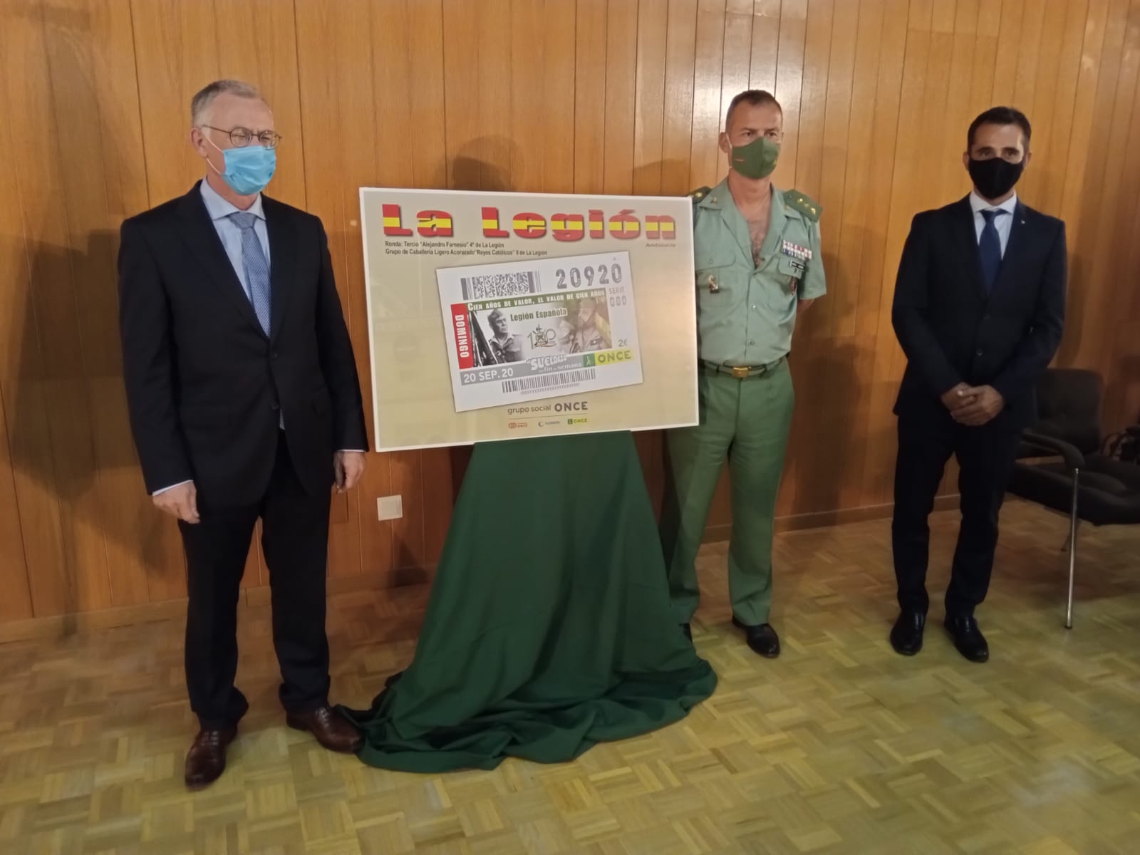 El coronel del Tercio de Ronda junto al delegado de la ONCE en Málaga en la presentación del cupón del domingo.