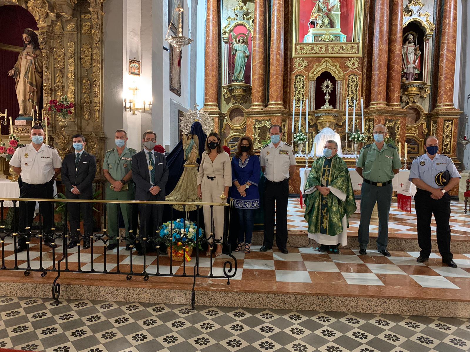 Autoridades civiles y militares han asistido al acto.