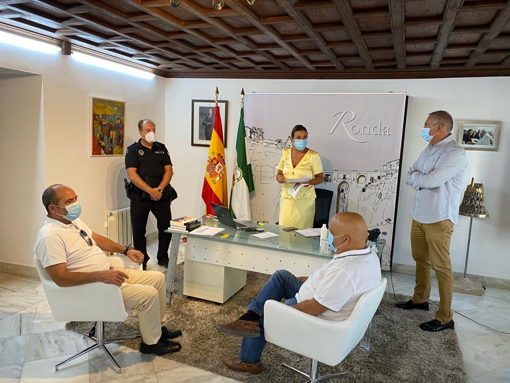 Momento de la reunión mantenida esta mañana entre la alcaldesa y responsables municipales para analizar la situación de la pandemia.