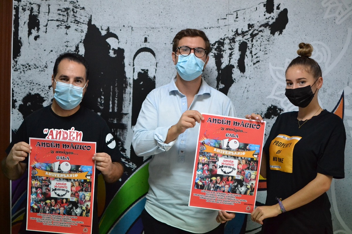 El concejal de Cultura junto a miembros de Andén Mágico.