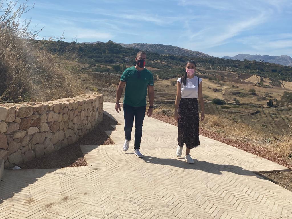 Dos jóvenes paseando por la zona del Arco del Cristo con sus correspondientes mascarillas.