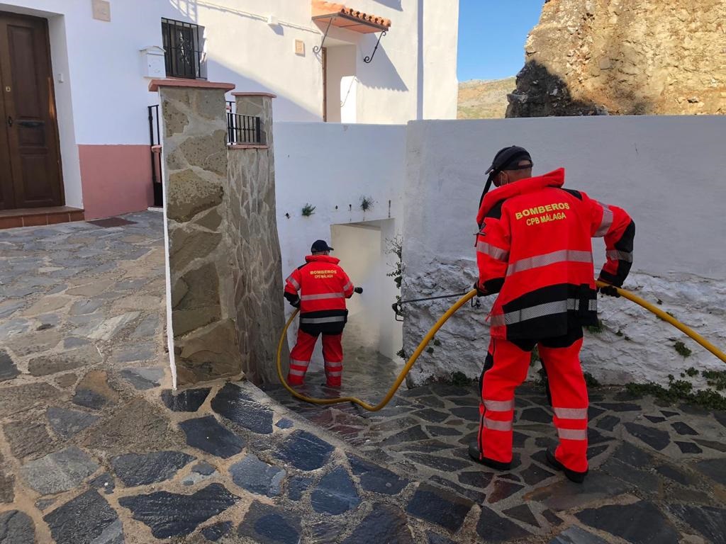 Un equipo de bomberos desinfectando las calles de un pueblo de la Serranía de Ronda.