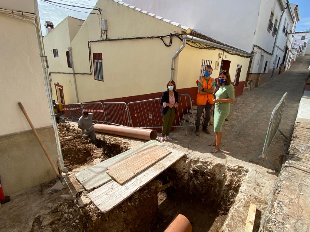 La alcaldesa y la concejal de Obras han visitado esta mañana la calle Clavel.
