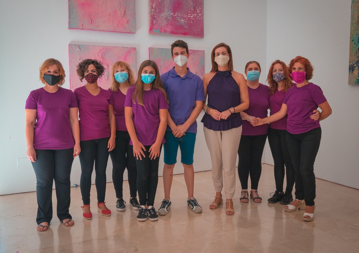 La concejal de Igualdad junto a los miembros de la Academia Bambalinas.