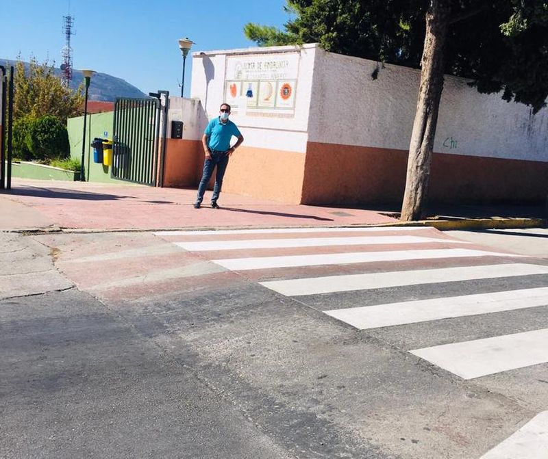 El concejaol de Tráfico junto a uno de los pasos que se han repintado en el IES Martín Rivero.