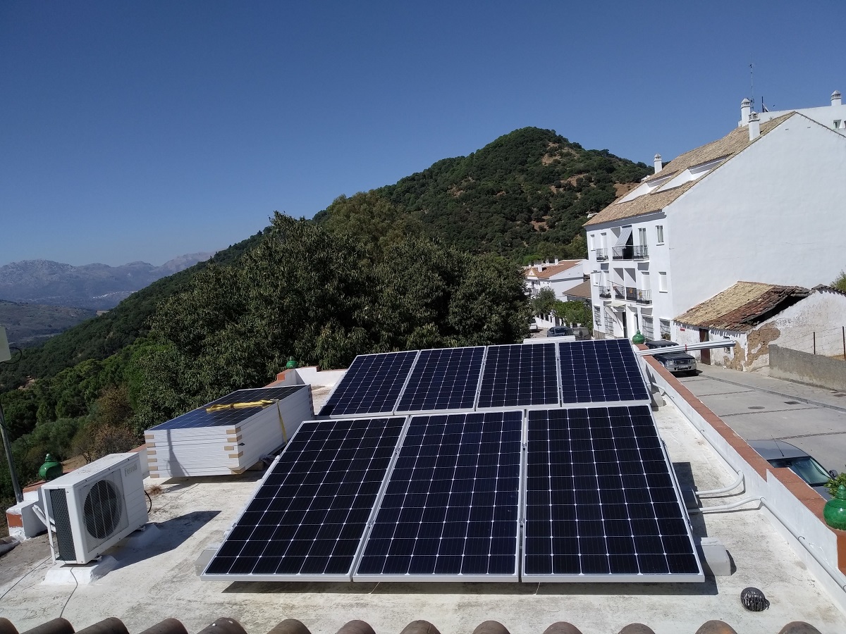 Imagen de una de las instalaciones solares que se han situado en la comarca rondeña.