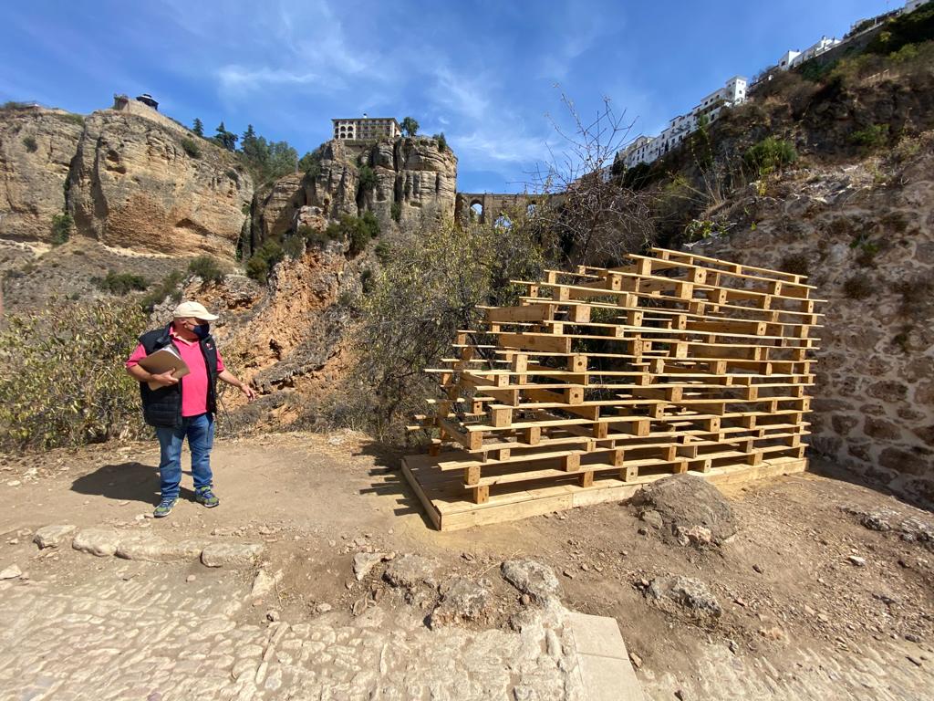 El concejal de Urbanismo junto a uno de los diseños situados en el Arco del Cristo.