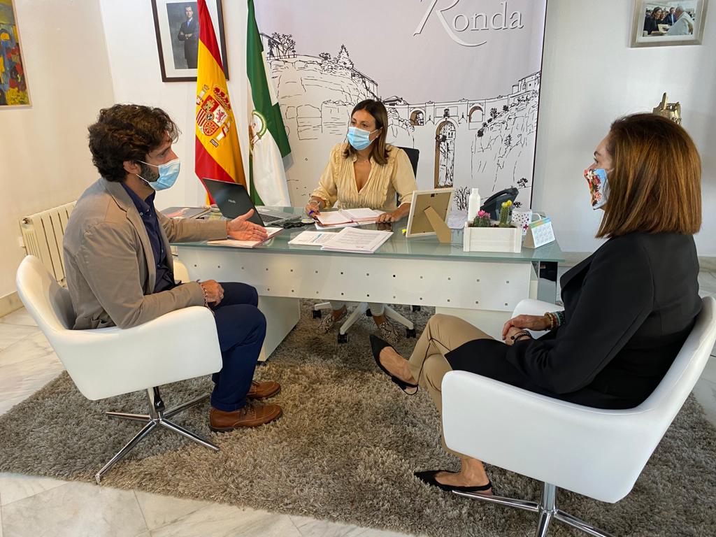 El Diputado provincial de Mayores junto a la alcaldesa y la concejal de Bienestar Social.