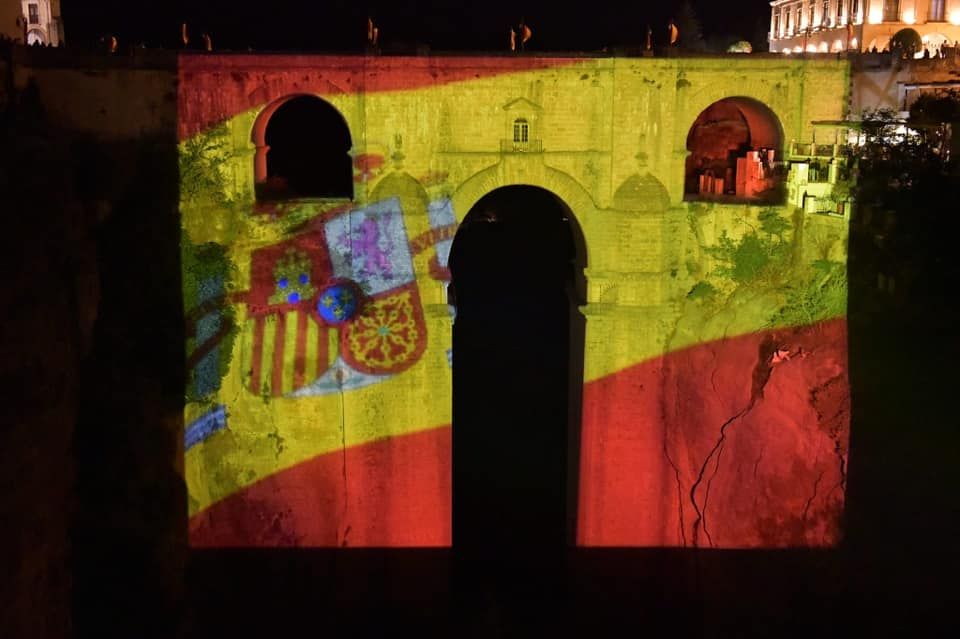 Proyeccción de la bandera de España sobre el Puente Nuevo en el Homenaje a La Legión.