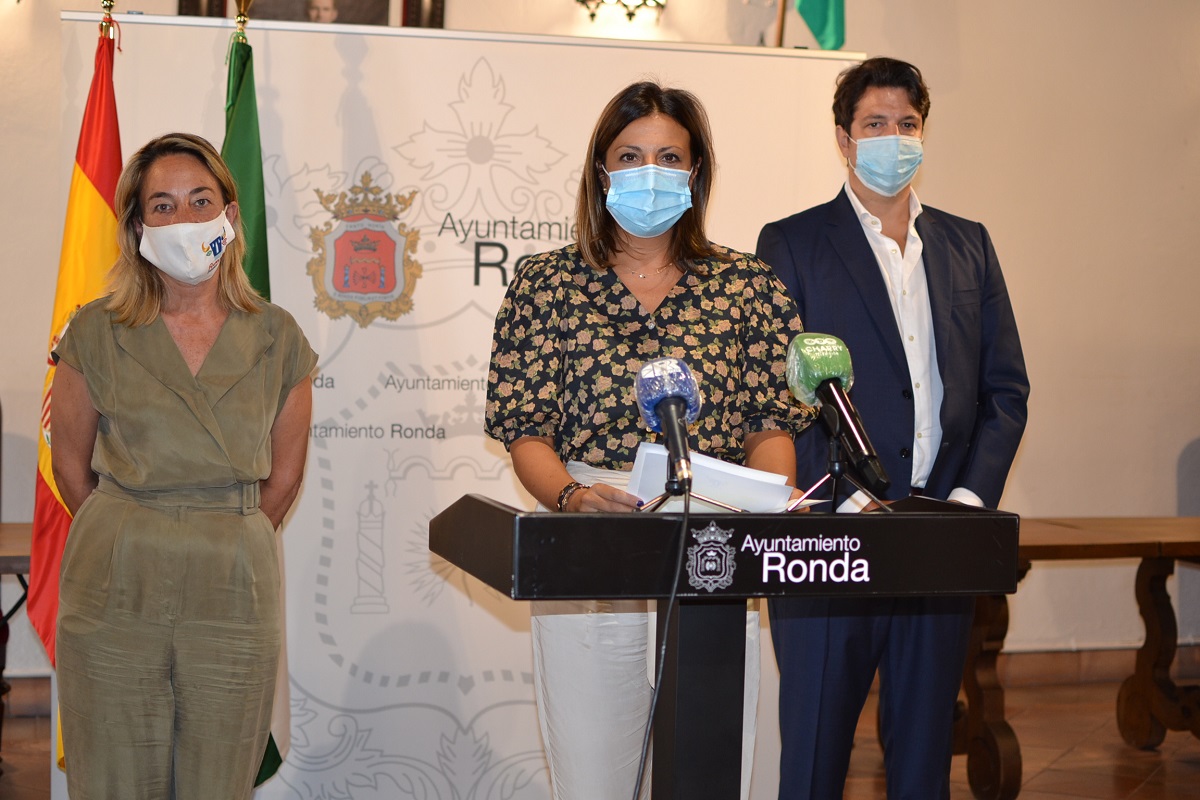La alcaldesa, junto a la concejal y el gerente de Turismo Ronda.